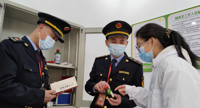 圖為執(zhí)法人員正在一家幼兒園醫(yī)務室檢查藥品質(zhì)量。