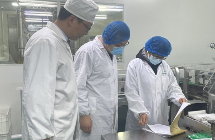 圖為執(zhí)法人員在一家藥品生產(chǎn)企業(yè)抽樣檢查。