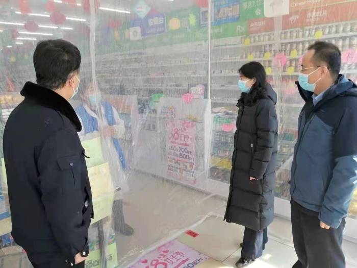 圖為吉林省藥監(jiān)局黨組成員、副局長藍翁弛（中），藥品安全總監(jiān)李金波檢查藥店疫情防控情況。