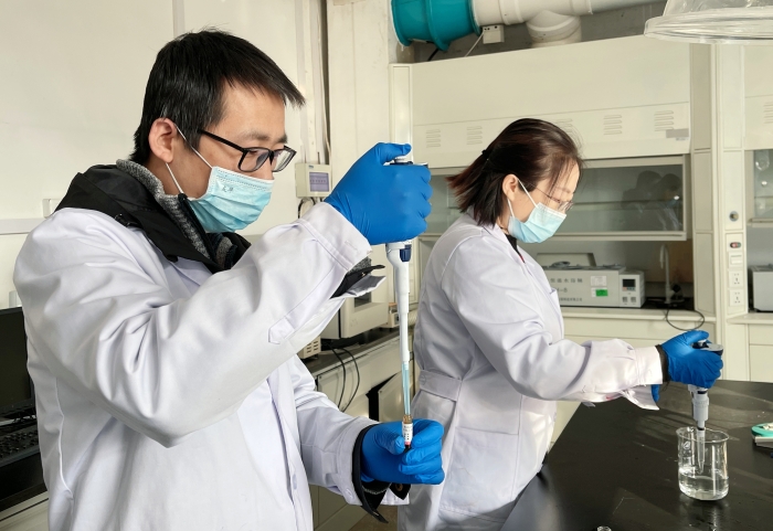 圖為檢驗人員檢驗防護用品環(huán)氧乙烷殘留項目。