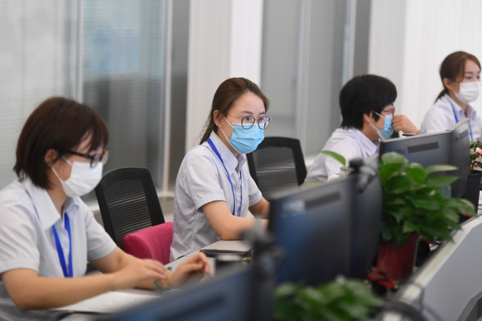 工作人員在浙江省諸暨市社會(huì)矛盾糾紛調(diào)處化解中心綜合信息指揮室處理群眾反映的問題（2020年7月16日攝）。新華社記者 黃宗治 攝