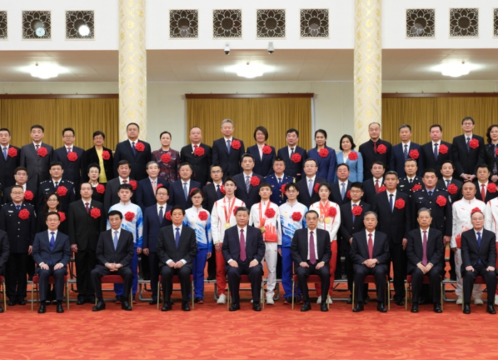 4月8日，北京冬奧會、冬殘奧會總結(jié)表彰大會在北京人民大會堂隆重舉行。會前，習近平等會見北京冬奧會、冬殘奧會突出貢獻集體代表、突出貢獻個人和中國體育代表團成員，并同大家合影留念。新華社記者 劉彬 攝