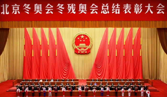4月8日，北京冬奧會、冬殘奧會總結(jié)表彰大會在北京人民大會堂隆重舉行。習近平等為北京冬奧會、冬殘奧會突出貢獻個人和突出貢獻集體代表頒獎。新華社記者 丁林 攝