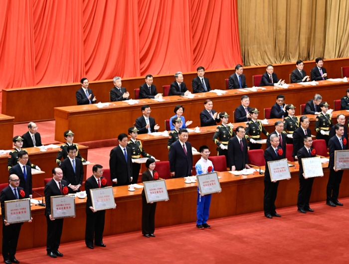 4月8日，北京冬奧會、冬殘奧會總結(jié)表彰大會在北京人民大會堂隆重舉行。習近平等為北京冬奧會、冬殘奧會突出貢獻個人和突出貢獻集體代表頒獎。新華社記者 翟健嵐 攝