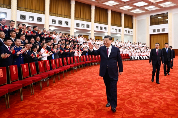 4月8日，北京冬奧會、冬殘奧會總結(jié)表彰大會在北京人民大會堂隆重舉行。會前，習近平等會見北京冬奧會、冬殘奧會突出貢獻集體代表、突出貢獻個人和中國體育代表團成員。新華社記者 李學仁 攝