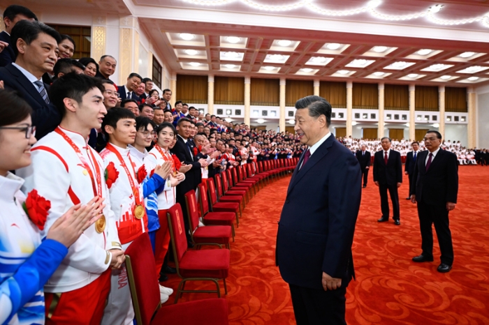 4月8日，北京冬奧會、冬殘奧會總結(jié)表彰大會在北京人民大會堂隆重舉行。會前，習近平等會見北京冬奧會、冬殘奧會突出貢獻集體代表、突出貢獻個人和中國體育代表團成員。新華社記者 李學仁 攝3