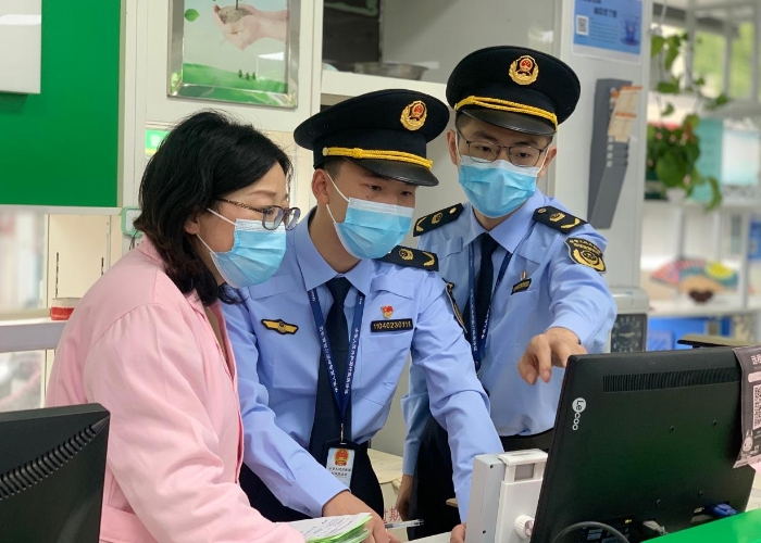 圖為該分局執(zhí)法人員對(duì)一家藥店的藥品上報(bào)記錄進(jìn)行核對(duì)。