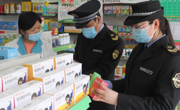 圖為執(zhí)法人員在藥店進行檢查。