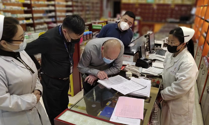 圖為五一假期期間檢查組檢查轄區(qū)零售藥店。