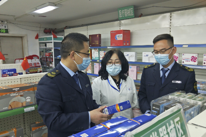 圖為執(zhí)法人員在一家藥店檢查。
