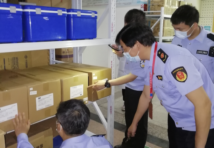 圖為執(zhí)法人員檢查防疫器械。