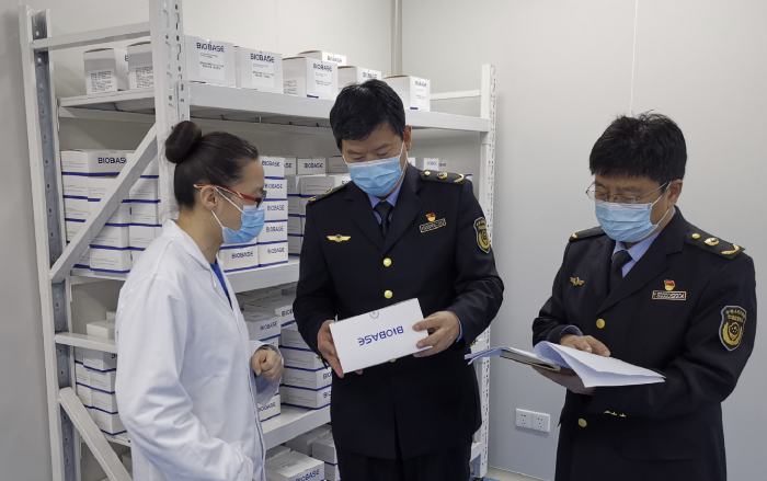 圖為檢查人員對(duì)山東博科診斷科技有限公司進(jìn)行檢查。