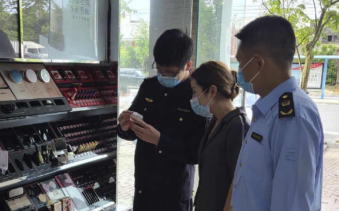 圖為執(zhí)法人員在化妝品經(jīng)營(yíng)門店檢查。