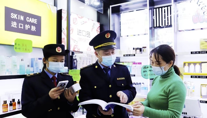 圖為執(zhí)法人員檢查進(jìn)口化妝品標(biāo)簽標(biāo)識。