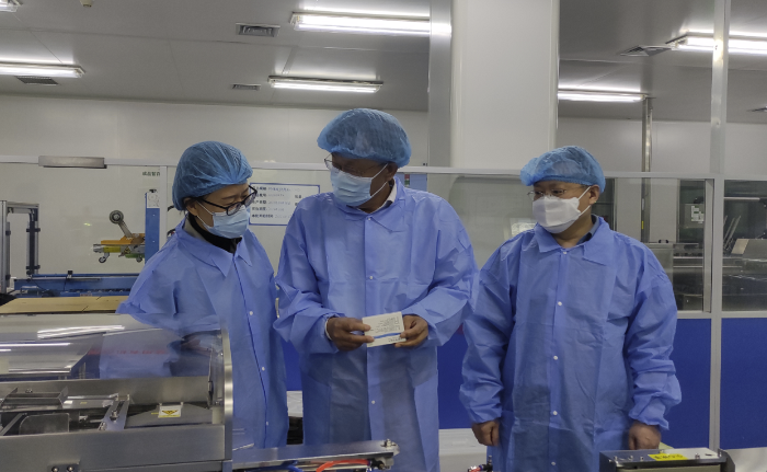 圖為檢查人員在一家集采中選企業(yè)檢查。