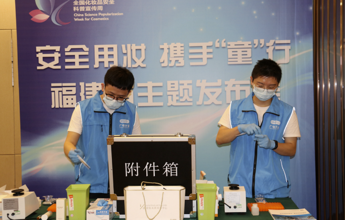 圖為主辦方在化妝品安全科普宣傳周啟動儀式上開展“你點(diǎn)我檢”活動。