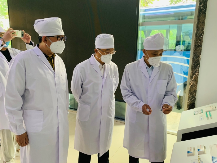 圖為吉林省副局長付兆峰（中）指導(dǎo)幫扶企業(yè)解決實際問題。