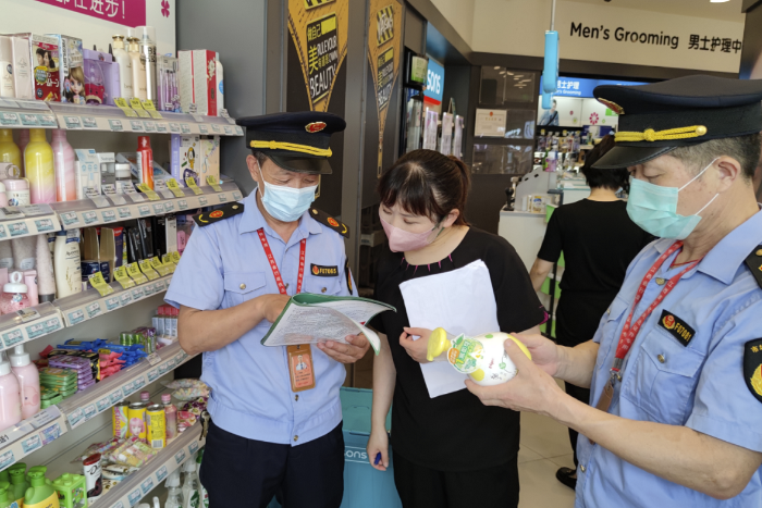 圖為5月30日，南豐縣市場(chǎng)監(jiān)管局執(zhí)法人員在一家化妝品專(zhuān)賣(mài)店開(kāi)展兒童化妝品安全使用科普。