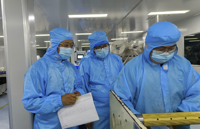 圖為第三分局執(zhí)法人員在一家無菌敷貼類醫(yī)療器械企業(yè)檢查潔凈車間。