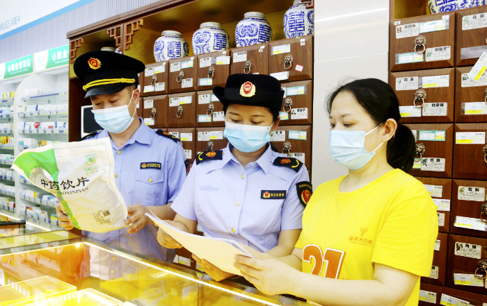 圖為6月7日，渝水區(qū)市場監(jiān)管局執(zhí)法人員在一家零售藥店檢查中藥飲片儲存情況。