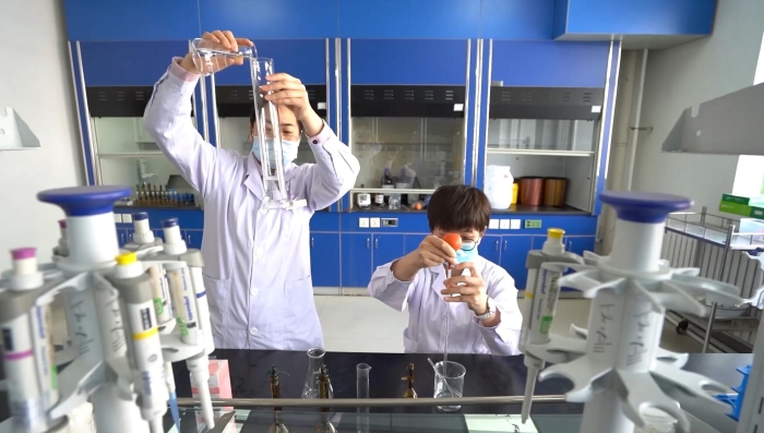 圖為檢驗(yàn)人員做化妝品樣品提取實(shí)驗(yàn).(葉陽歡攝)
