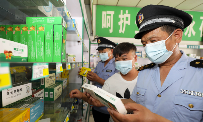 圖為6月13日，濉溪縣鐵佛市場(chǎng)監(jiān)督管理所執(zhí)法人員在轄區(qū)內(nèi)一家藥店檢查。