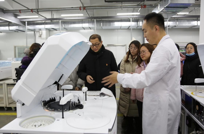 圖為吉林省藥品審批中心在吉林省迪瑞醫(yī)療科技有限公司生產(chǎn)車間調(diào)研。（資料圖，葉陽歡攝）