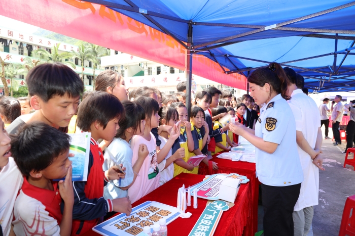 圖為監(jiān)管人員向小學(xué)生講解兒童化妝品安全知識(shí)。（藍(lán)必賢 攝）