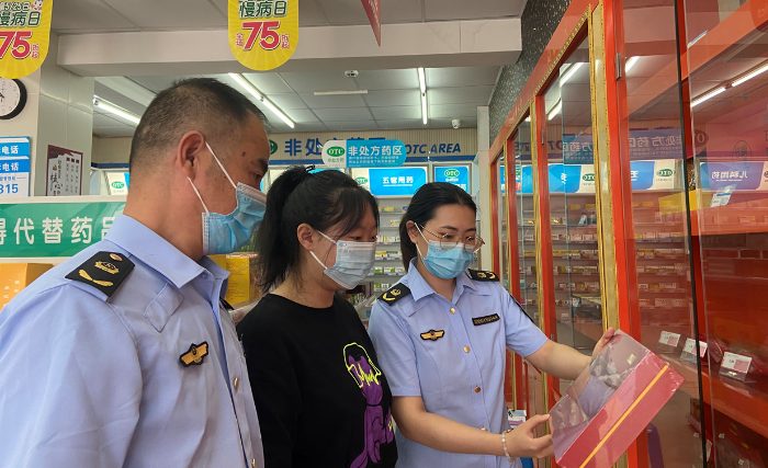 圖為臨海市市場監(jiān)管局執(zhí)法人員在一家藥店檢查藥品儲存情況。