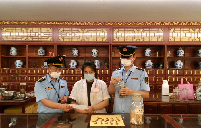 圖為南潯區(qū)市場監(jiān)管局執(zhí)法人員對一家藥品經(jīng)營企業(yè)所售海馬制品進行核查。