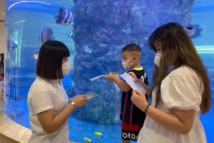 圖為工作人員向群眾發(fā)放兒童化妝品安全科普宣傳資料。（葉陽歡攝）