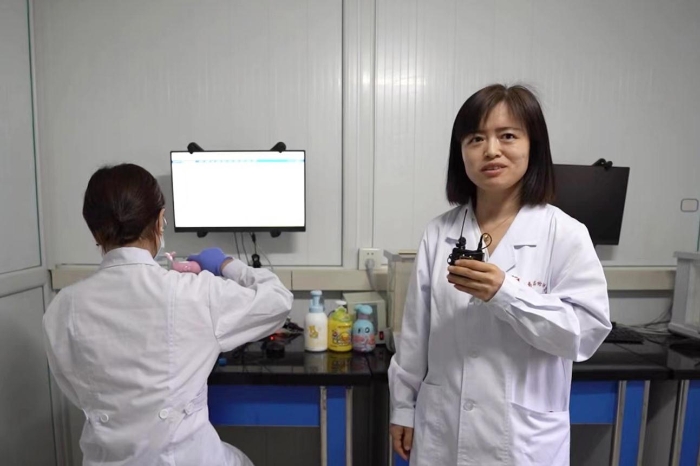 圖為吉林省藥檢院檢驗(yàn)人員介紹兒童化妝品檢驗(yàn)流程。（葉陽歡攝）