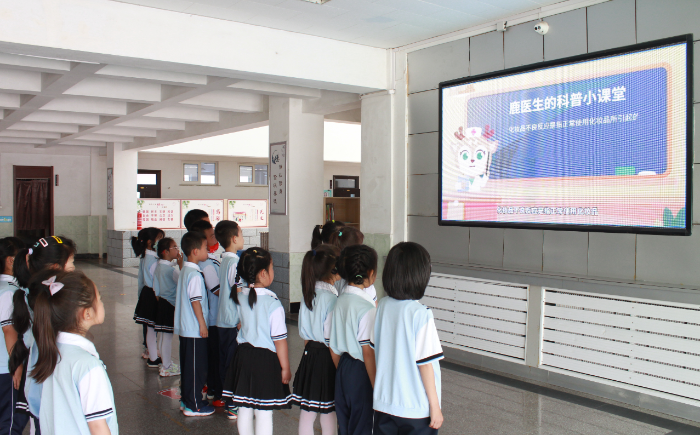 圖為錦州市某小學利用課間休息時間為學生播放兒童化妝品科普宣傳視頻。