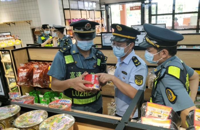 圖為6月27日，于都縣市場監(jiān)管局執(zhí)法人員在于都北服務(wù)區(qū)一家超市內(nèi)檢查是否存在經(jīng)營過期食品問題。