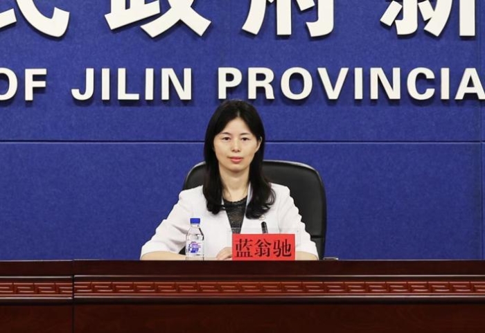 圖為吉林省藥監(jiān)局黨組成員、副局長(zhǎng)藍(lán)翁馳介紹有關(guān)情況并答記者問(wèn)。