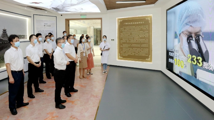 圖為調(diào)研組參觀中藥民族藥標本館。（程奇攝）