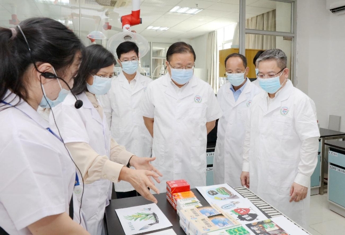 圖為調(diào)研組在質(zhì)譜實驗室了解中藥民族藥安全性檢測平臺建設(shè)情況。（程奇攝）