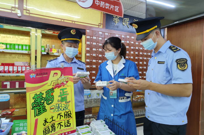 圖為南豐縣市場監(jiān)管局執(zhí)法人員在一家零售藥店檢查。