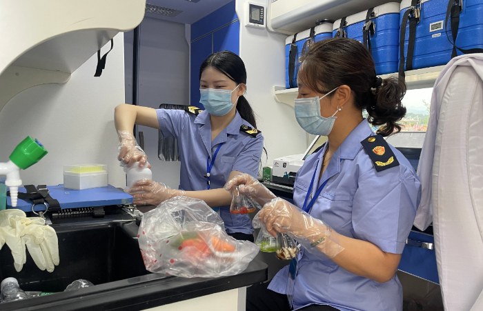 圖為7月9日，桐柏縣市場監(jiān)管局工作人員現(xiàn)場檢測食品樣品。
