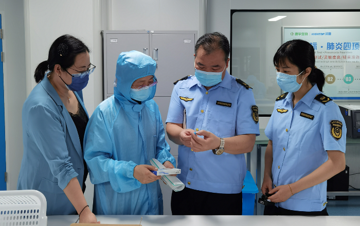 圖為山東省藥監(jiān)局執(zhí)法人員在一家企業(yè)包裝間對(duì)未包裝的產(chǎn)品成品進(jìn)行現(xiàn)場檢查。
