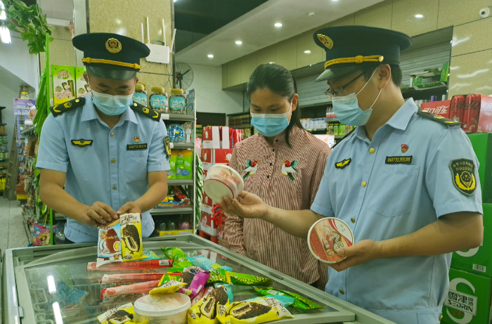 圖為7月14日，于都縣市場監(jiān)管局執(zhí)法人員在一家冷飲店檢查冷飲食品標簽標識。