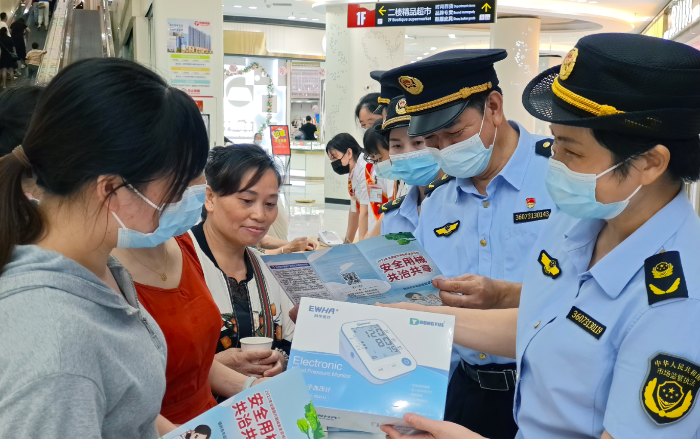 圖為7月19日，于都縣市場監(jiān)管局工作人員在一家商場為群眾講解醫(yī)療器械安全知識。