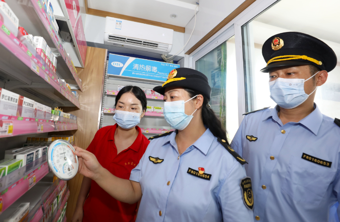 圖為淮北市市場監(jiān)管局執(zhí)法人員在一家藥店檢查藥品存放環(huán)境。