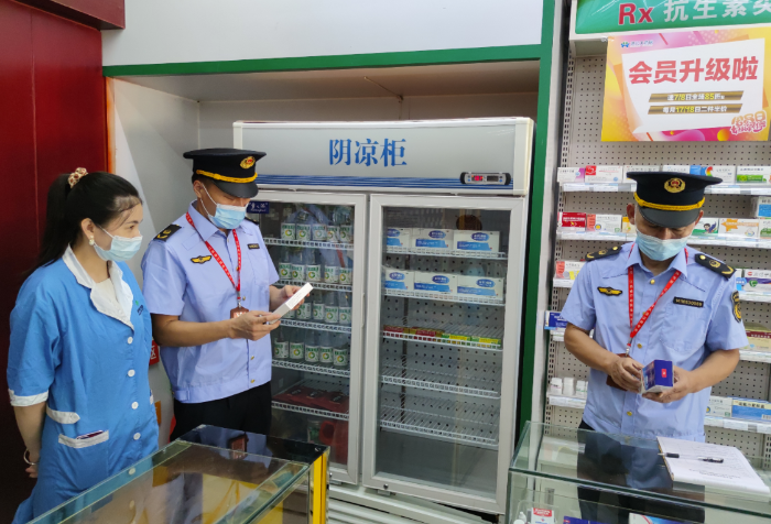 圖為南豐縣市場監(jiān)管局執(zhí)法人員在一家藥店檢查藥品儲存情況。