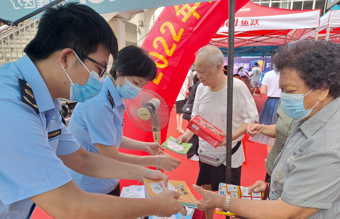 圖為南寧市市場(chǎng)監(jiān)管局執(zhí)法人員向市民發(fā)放醫(yī)療器械宣傳資料。