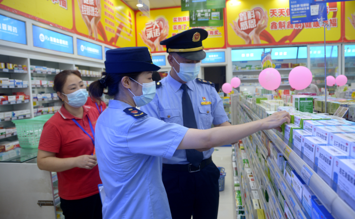 圖為涪陵區(qū)荔枝街道市場監(jiān)管所執(zhí)法人員在一家藥店檢查藥品儲存情況。