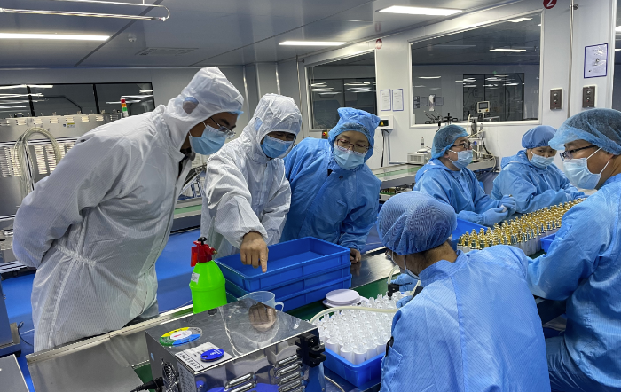 圖為第二分局檢查人員在一家化妝品生產(chǎn)企業(yè)進行檢查指導(dǎo)。