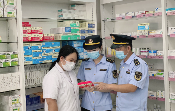 圖為該局執(zhí)法人員在一家藥店查看藥品存儲溫濕度控制情況。