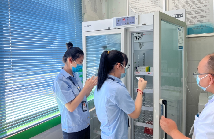 7月27日，安徽省明光市市場(chǎng)監(jiān)管局工作人員對(duì)張八嶺鎮(zhèn)衛(wèi)生院儲(chǔ)存藥品進(jìn)行檢查。