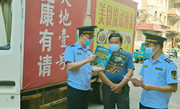 圖為8月9日，于都縣市場(chǎng)監(jiān)管局執(zhí)法人員在鄉(xiāng)鎮(zhèn)對(duì)流動(dòng)酒家進(jìn)行檢查。